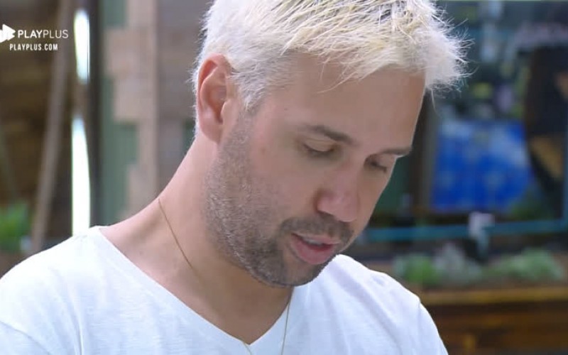 Viny Vieira canta sucesso da Legião Urbana na cozinha. Veja!