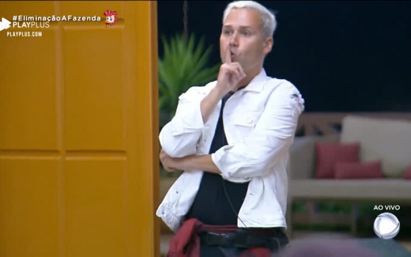 Viny Vieira faz suspense e gesto provocativo ao voltar de Roça