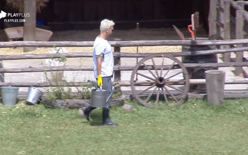 Viny Vieira imita Silvio Santos, enquanto tira água do poço