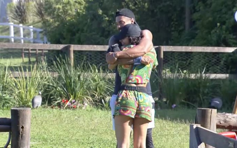 Aline pede um abraço a Bil – A Fazenda 13