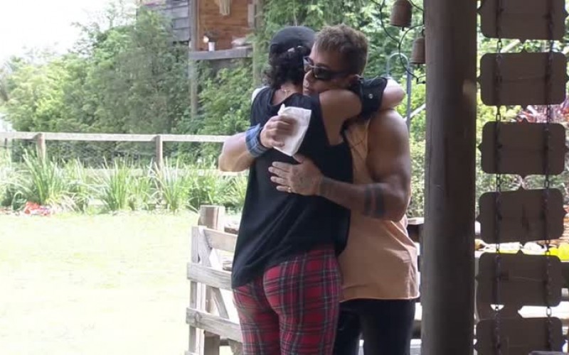 Aline pede um abraço a Tiago – A Fazenda 13