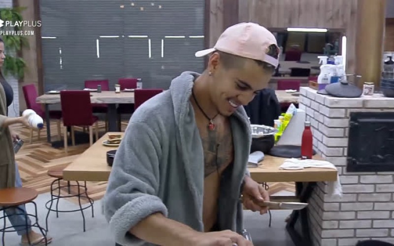 Biel faz jantar para peões - A Fazenda 12