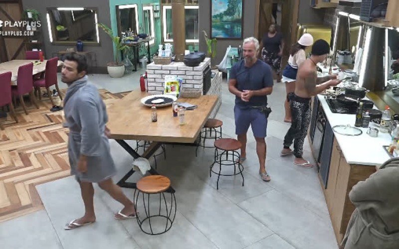 Casal "Tael" prepara lanche - A Fazenda 12