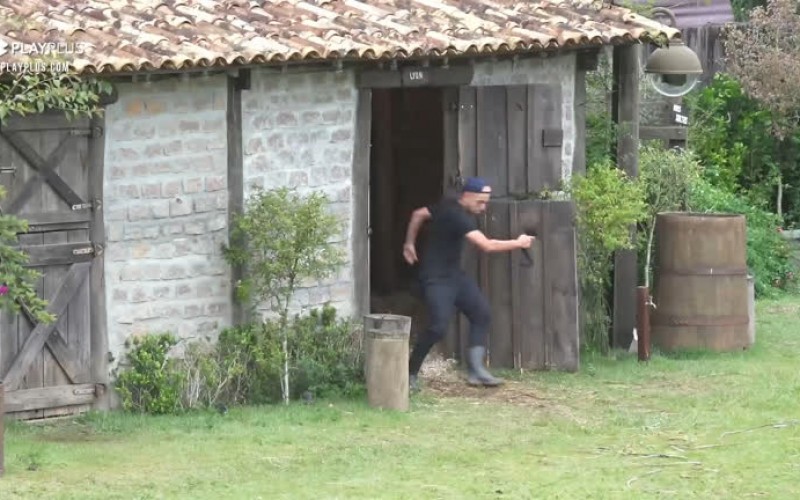 Com medo, Lucas corre de Lyon - A Fazenda 12
