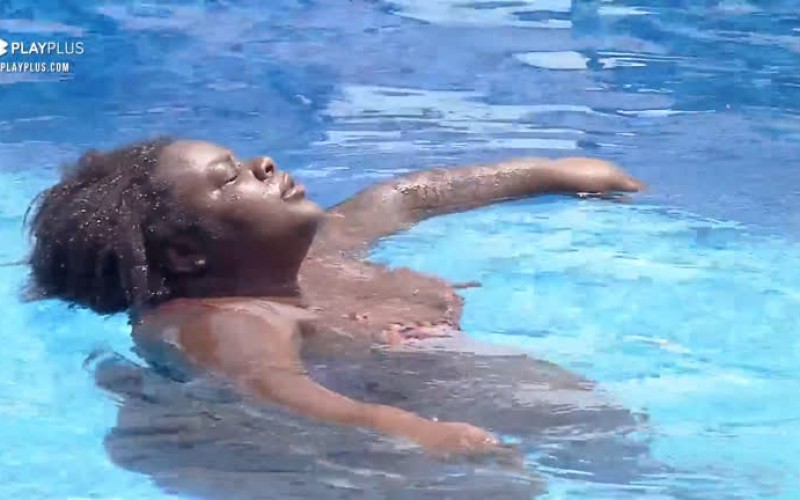 Jojo relaxa na piscina da sede - A Fazenda 12