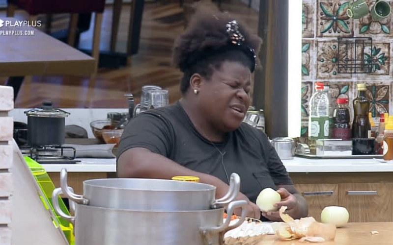 Jojo sofre para cortar cebola - A Fazenda 12