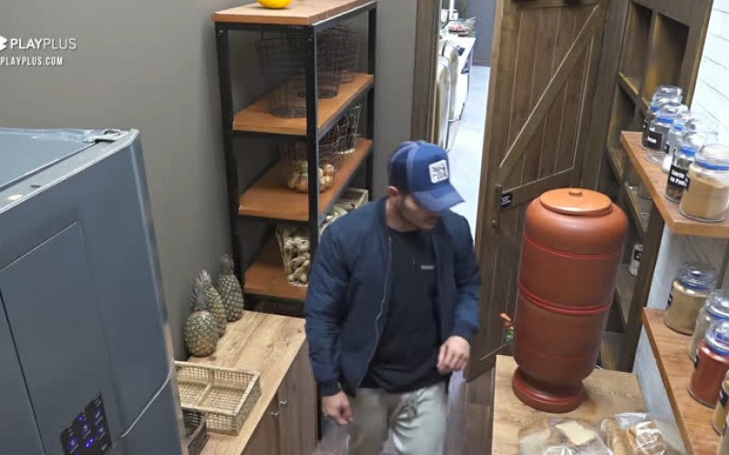 JP Gadêlha faz lanche da noite - A Fazenda 12