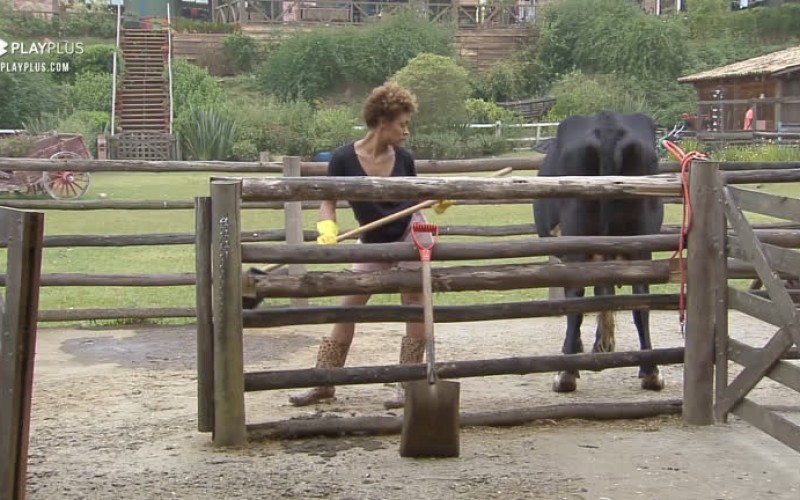 Lidi conversa com a vaca - A Fazenda 12