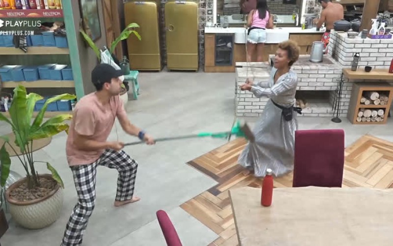 Lidi e Lucas "duelam" na sala - A Fazenda 12