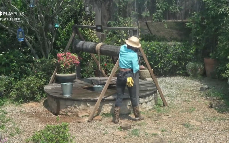 Lidi fica brava com Mirella - A Fazenda 12