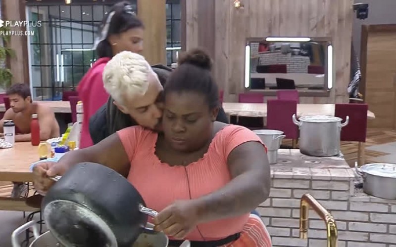 Lipe provoca Jojo na cozinha - A Fazenda 12