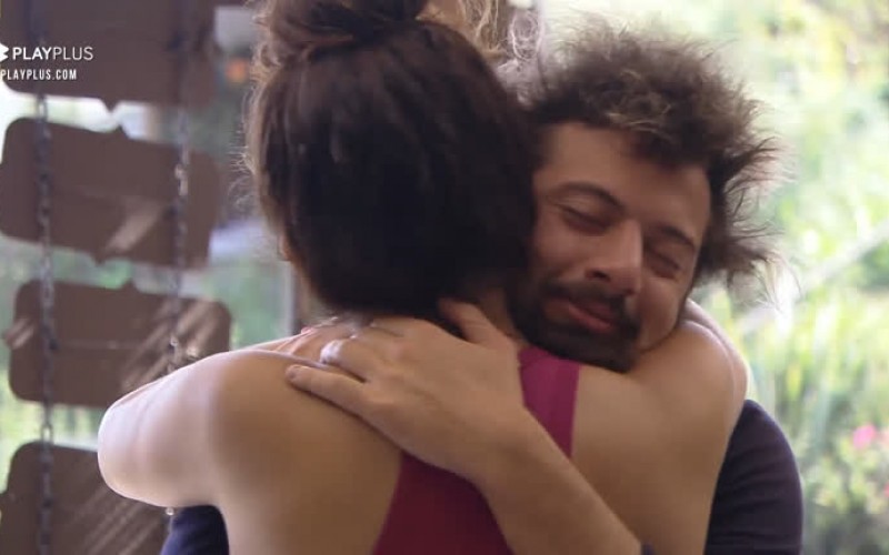 Luiza e Cartolouco se abraçam - A Fazenda 12