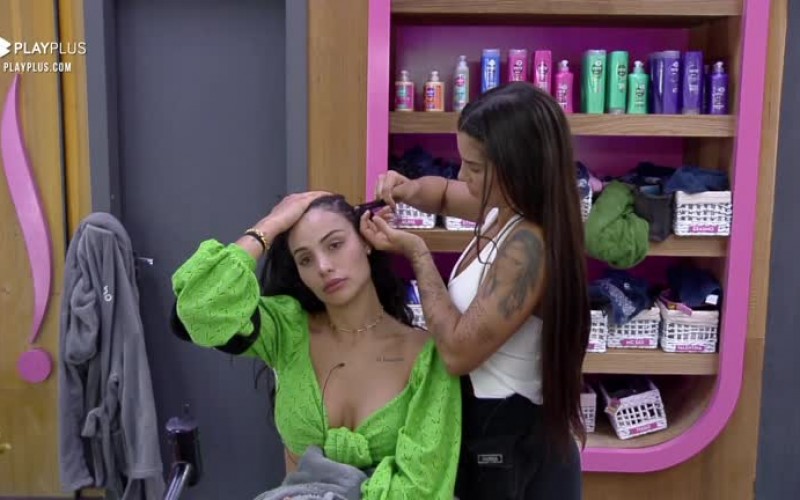 Marina faz trança em Aline - A Fazenda 13