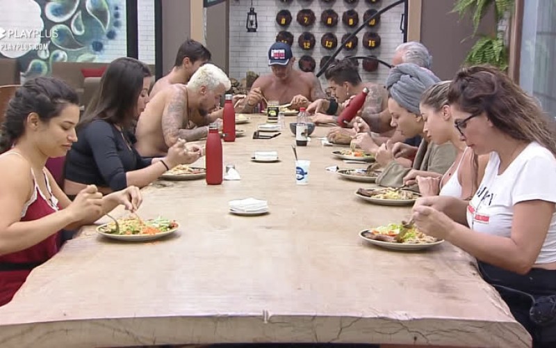 Peões almoçam em silêncio - A Fazenda 12