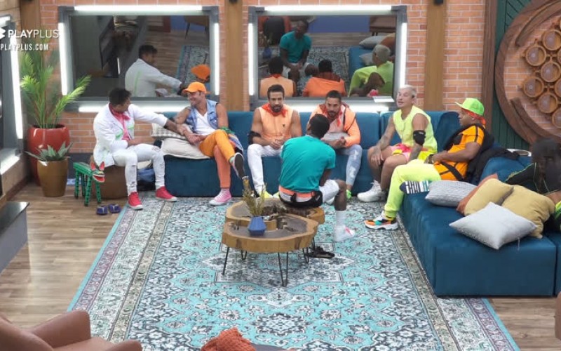 Peões cantam e animam a sede - A Fazenda 13