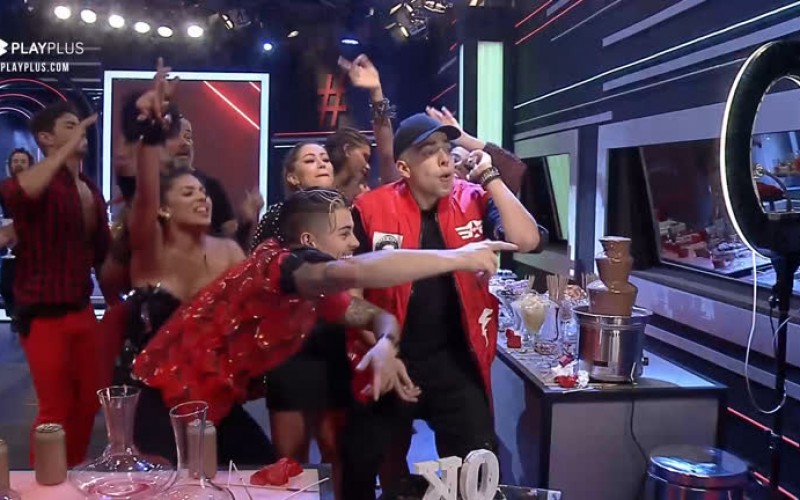 Peões cantam juntos e animados - A Fazenda 12