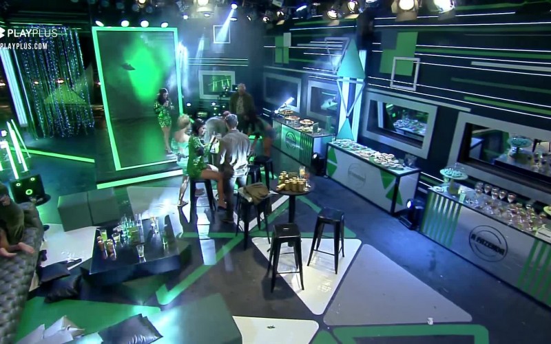 Peões colocam Lucas "na gaiola" - A Fazenda 12