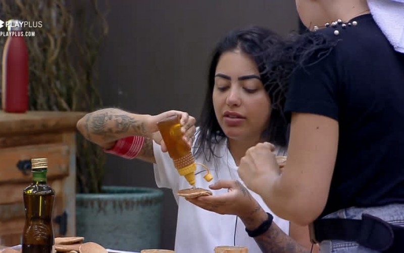 Peões comem panqueca à noite - A Fazenda 12