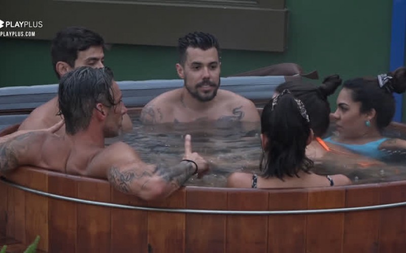 Peões conversam no ofurô - A Fazenda 12