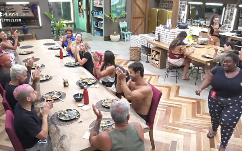 Peões parabenizam avó de Jojo - A Fazenda 12