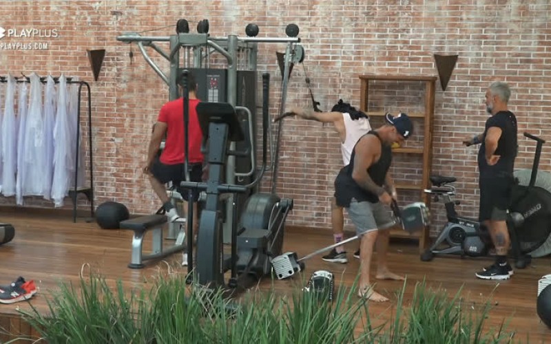 Peões treinam durante a tarde - A Fazenda 12