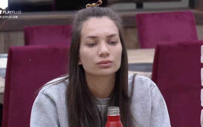 Stéfani Bays acorda pensativa - A Fazenda 12