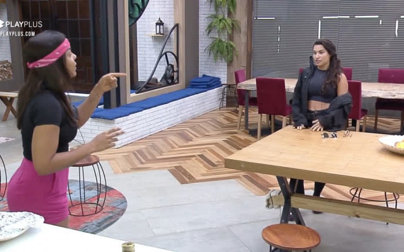 Tays e Raissa discutem na sede - A Fazenda 12