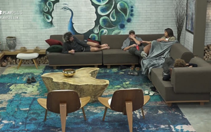 Tays fala de série com peões - A Fazenda 12