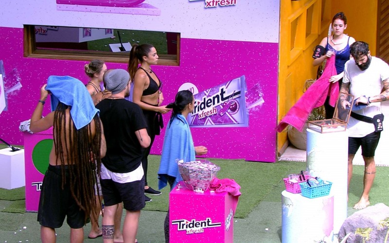 Wagner escolhe Jéssica e Breno para o Castigo do Monstro Escovando os dentes