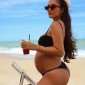 Grávida de 8 meses, Rafa Kalimann posa na praia e mostra barrigão
