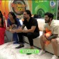 Ricardinho troca bola por laranja e improvisa freestyle