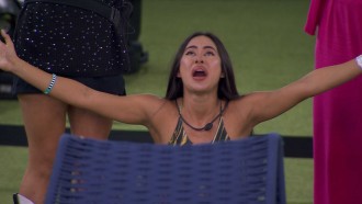 Após resultado do Paredão, Isabelle se ajoelha e brothers aplaudem no BBB 24