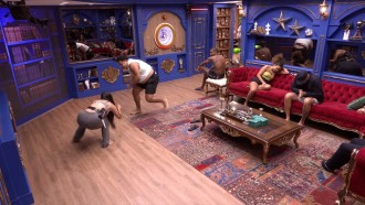 BBB 24: Após voltarem de Paredão, Lucas Henrique joga capoeira e Isabelle faz coreografia no Toque de Despertar
