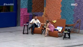 BBB Dia 101: Gilberto conta a Carla Diaz que não sabia o que era basculho