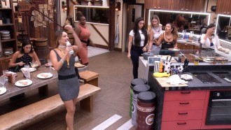 Beatriz faz 'propaganda' de sisters do BBB 24: 'Pitel, a que só fala bestagem'