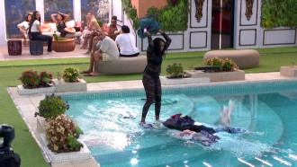 Briga no BBB 24: Leidy Elin joga as roupas de Davi na piscina durante discussão generalizada; veja tudo o que rolou nos vÃdeos!