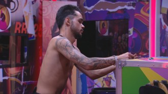 Com 5 horas no quarto Barrado no Baile, João Pedro encontra quarta chave e se aproxima de fim do desafio