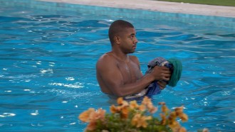 Davi pega suas roupas após Leidy Elin jogar mala do brother na piscina do BBB 24