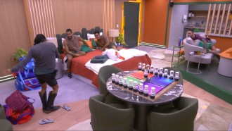 Delma desfila com bota emprestada de brother e diverte participantes no BBB 25