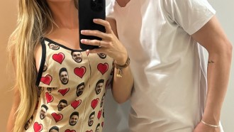 Gabi Martins compartilha fotos românticas com o namorado com direito até a pijamas temáticos