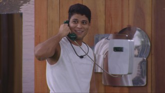 Guilherme 'atende ao Big Fone' no BBB 25 e brinca: 'Alô? É da Final?'