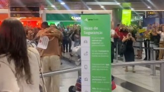 Guilherme, do BBB 25, é aclamado por fãs em aeroporto ao retornar para casa em Recife