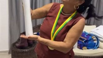 Guilherme e Delma visitam casa de Diego Hypolito e posam com medalha olÃmpica do ginasta