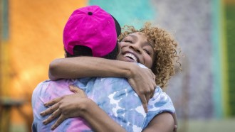 Lucas Penteado abraça Karol Conká em reencontro no BBB Dia 101: 'Você entrou como a diva do pop e saiu como um ser humano'