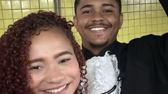 Namorada de eliminado do BBB 25 é surpreendida com pedido de casamento: 'Agora estou noiva'