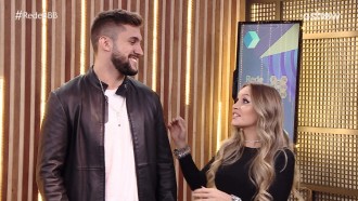 No Prêmio #RedeBBB 2021, Arthur revela que ainda está apaixonado por Carla Diaz