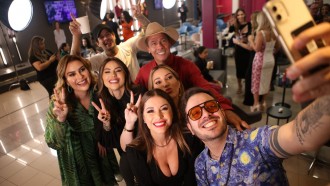 Pedro Bial entrevista Tadeu Schmidt no 'Conversa' com ex-BBBs na plateia