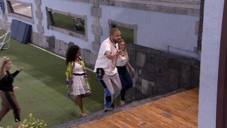 Projota brinca com Carla Diaz sobre liberação do Quarto do Líder do BBB21: ‘Venha, rainha’