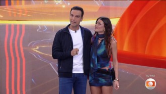 Vitória Strada encontra Tadeu Schmidt e comenta participação no BBB 25: 'Experiência mais louca da minha vida'