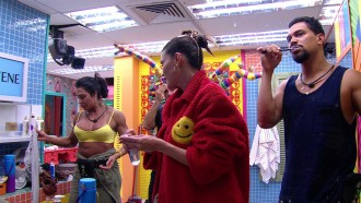 Vitória Strada questiona divisão de camas no BBB 25: 'Poderiam ter me falado'